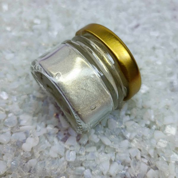 Білий з золотим віливом (насиченим)