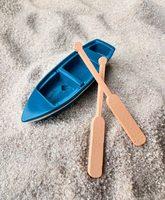 Декоративний човен з веслами