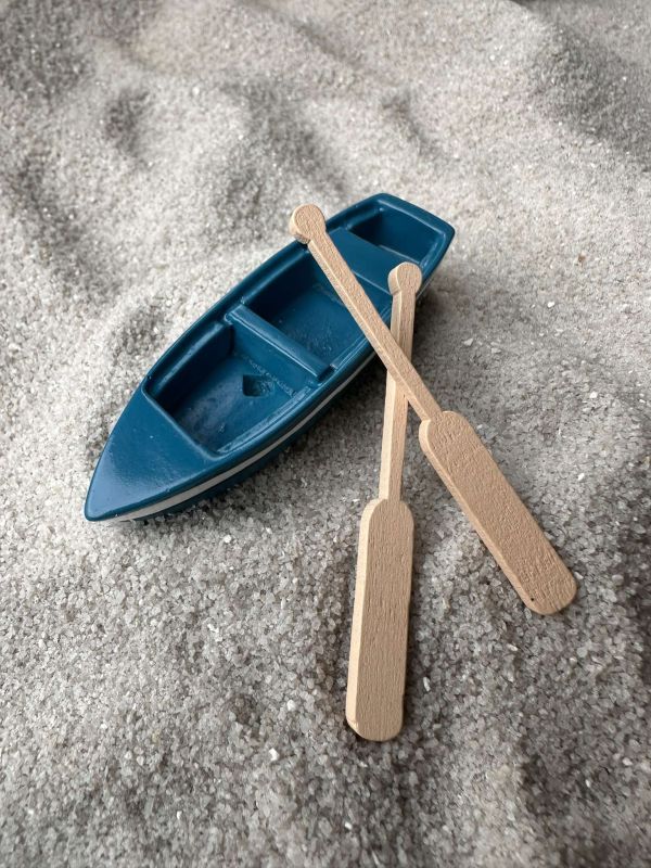 Декоративний човен з веслами